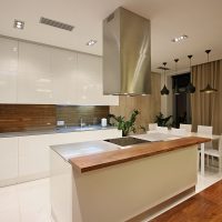 The photo shows a modern kitchen, which was constructed using Kemichal lacquer fronts