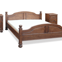 Zdjęcie przedstawia drewniane łóżko wraz z szafkami nocnymi.