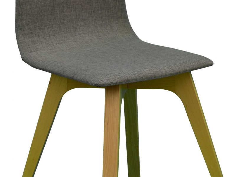 Zdjęcie przedstawia krzesło model ASPEN_B z kolekcji firmy Jura. Krzesło posiada drewniane nogi oraz tapicerowane siedzisko.