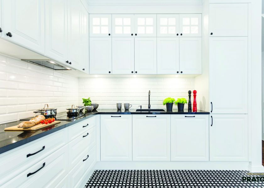Zdjęcie przedstawia wizualizację białej kuchni. Wizualizacja prezentuje biały front prato - stanowiący ofertę firmy Novesto.