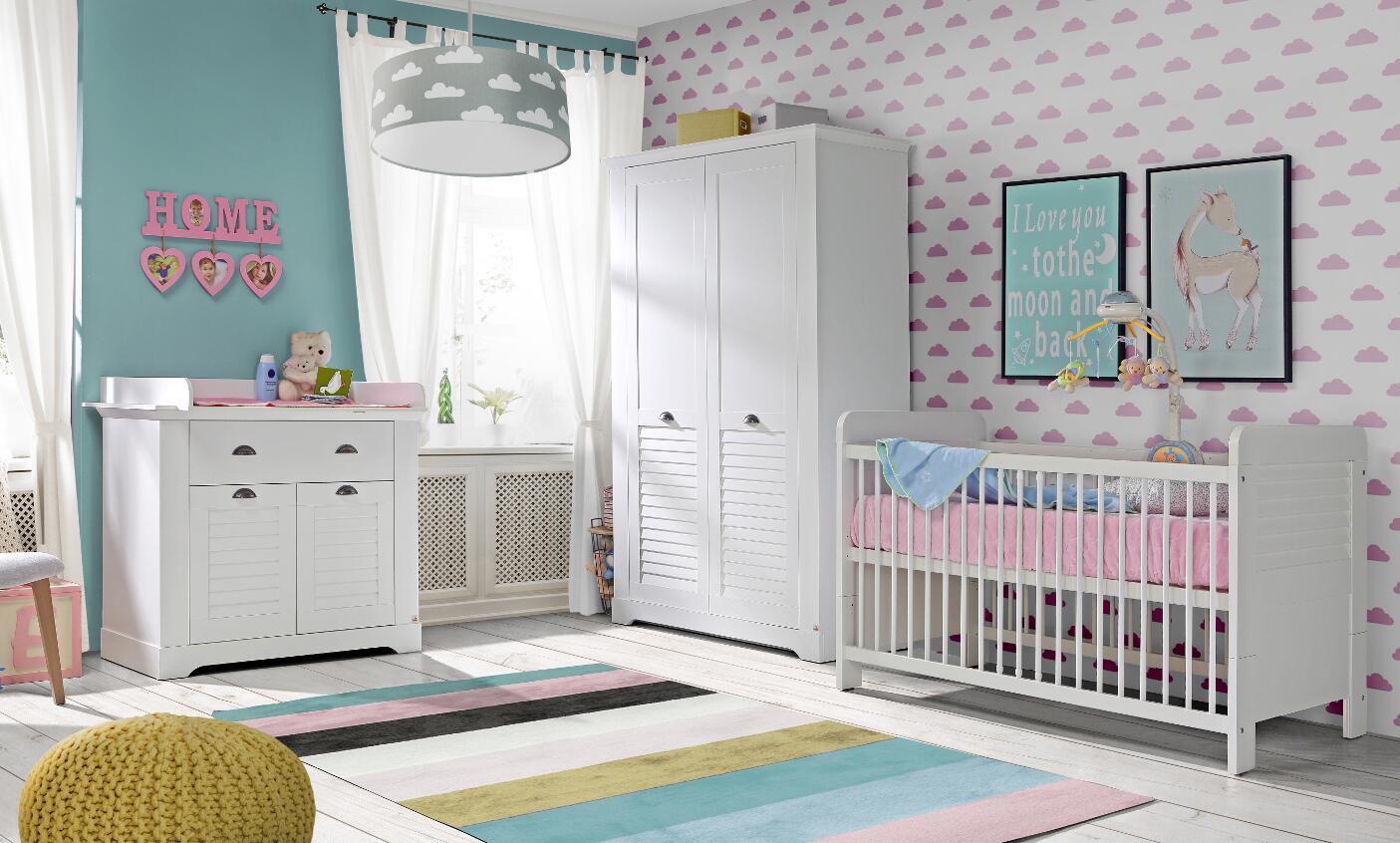 Wizualizacja przedstawia pokój dziecięcy, widzimy komodę wraz z przewijakiem, szafę oraz łóżeczko dziecięce.