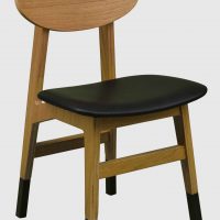 Zdjęcie przedstawia krzesło model LetoB z kolekcji firmy Jura. Krzesło posiada drewniane nogi oraz tapicerowane czarne siedzisko.