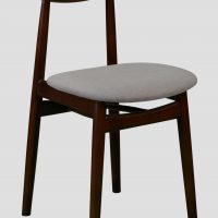 Zdjęcie przedstawia krzesło model ZacB z kolekcji firmy Jura. Krzesło posiada drewniane nogi oraz tapicerowane szare siedzisko.