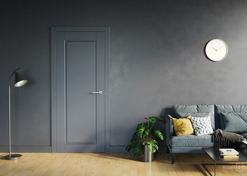 Zdjęcie przedstawia wizualizację wnętrza mieszkania, na której ukazane są szare drzwi - stanowiące ofertę firmy Novesto, oraz oraz szara kanapa.